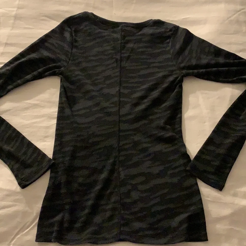 Under Armour dark gray Animal Print scoop neck long sleeve Thermal Top - Picture 8 of 9